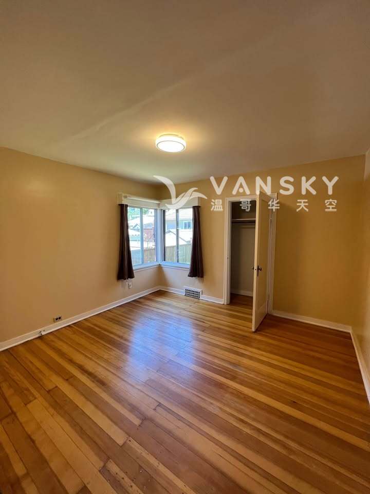 260705092126_upstairs bedroom2.jpg